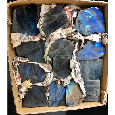 LABRADORIT eine POLIERTE SEITE  box von 1,9 Kg