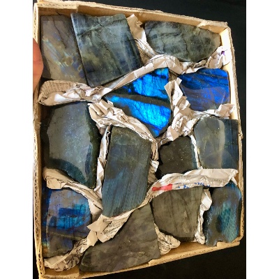 LABRADORIT eine POLIERTE SEITE  box von 13 Stück